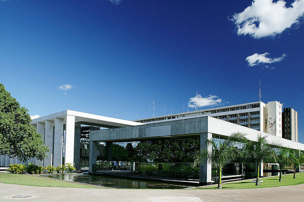 Tribunal do DF aprova penduricalho a magistrados, mas é barrado por decisão de Dino